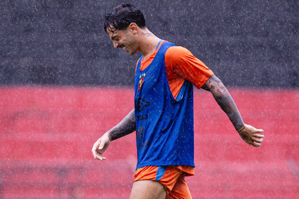 Fabricio Domínguez durante treinamento na Ilha do Retiro