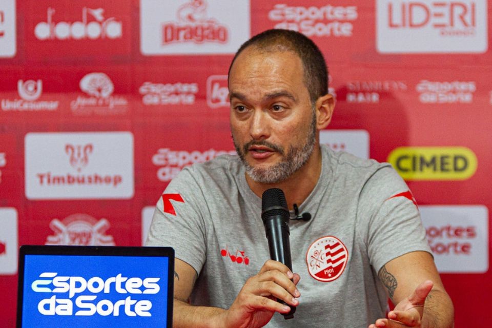 Náutico já acertou a contratação de um zagueiro e busca ao menos um lateral-esquerdo no mercado