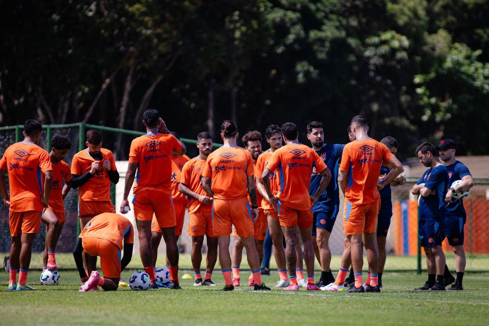 Elenco do Sport durante treinamento no CT José de Andrade Médicis