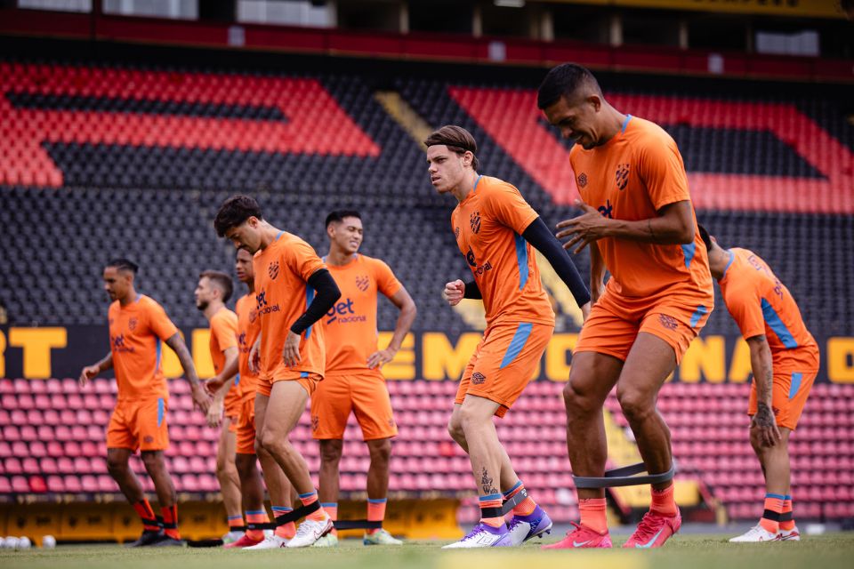 Elenco do Sport durante treinamento na Ilha do Retiro