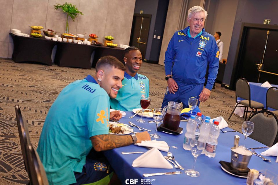Ancelotti conversa com jogadores durante concentração no jantar