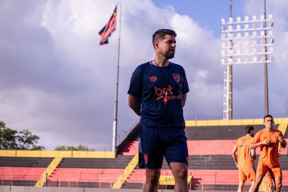 António Oliveira terá um mês de preparação com o Sport