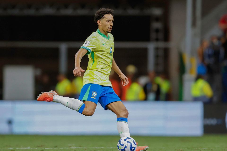 Marquinhos levantou a taça da Champions League com o PSG, no último sábado (31)