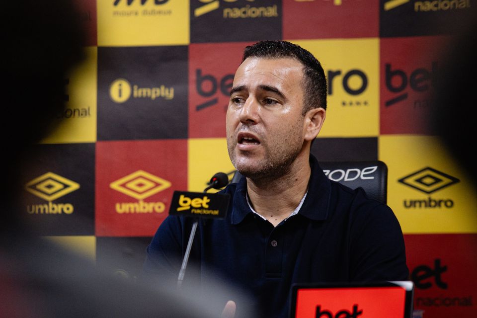 Thiago Gasparino, executivo de futebol do Sport, em coletiva de imprensa