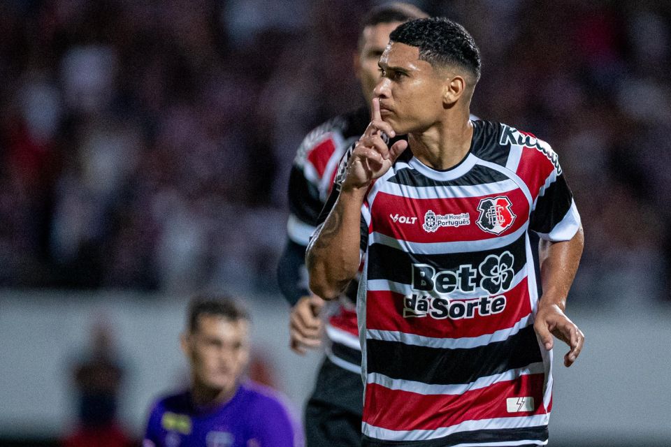 Thiaguinho é artilheiro do Santa Cruz com nove gols na temporada