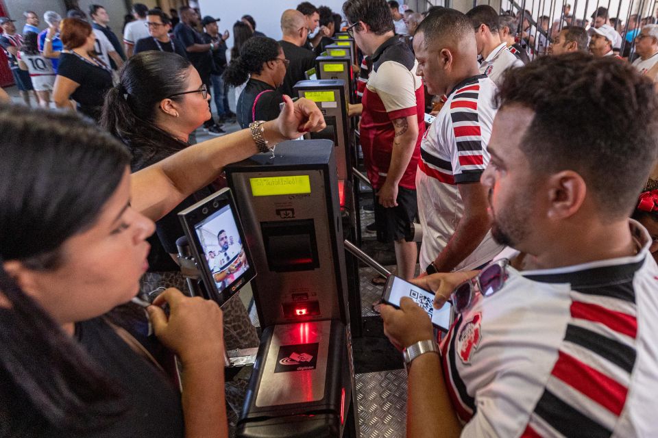 Arruda faz 53 anos entre limitações, biometria facial e promessa de investimento com a SAF