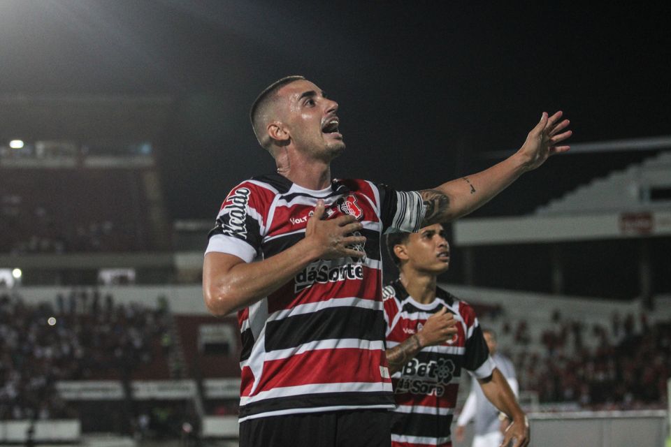 Thiago Galhardo alcança meta de participação em gols