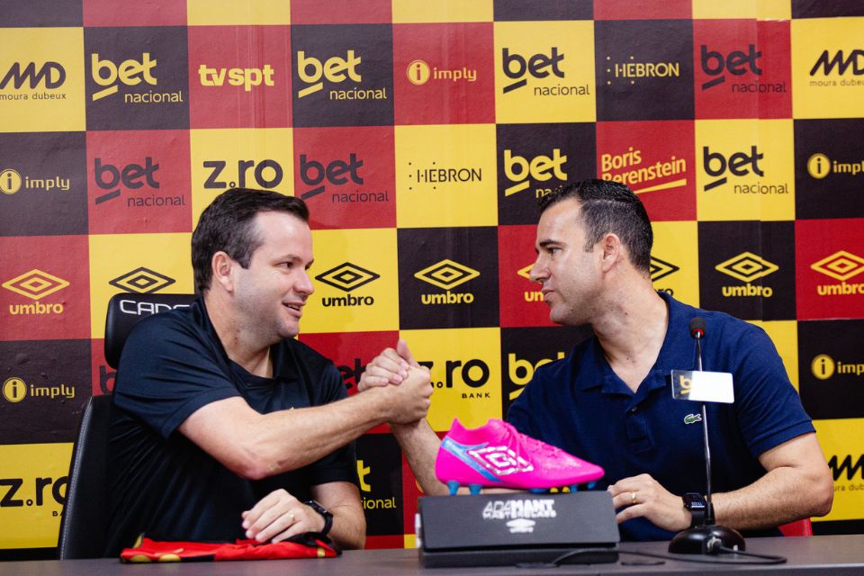 Técnico do Sport, Daniel Paulista, e o executivo de futebol do clube, Thiago Gasparino, durante coletiva de apresentação