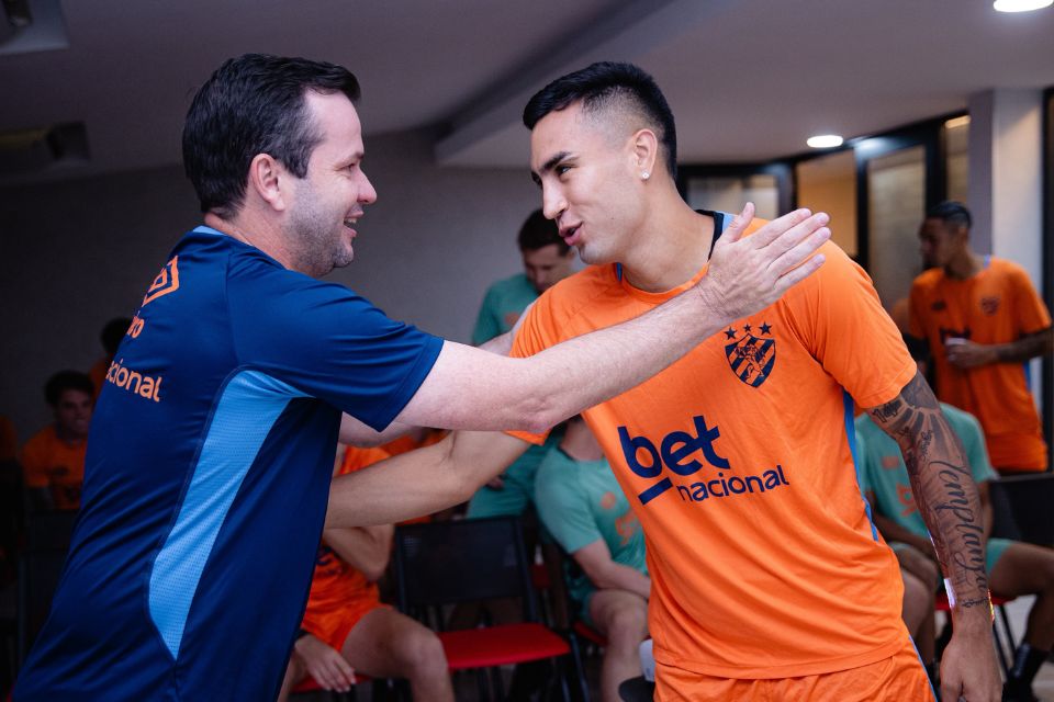 Técnico Daniel Paulista e o volante Rivera em reapresentação do Sport