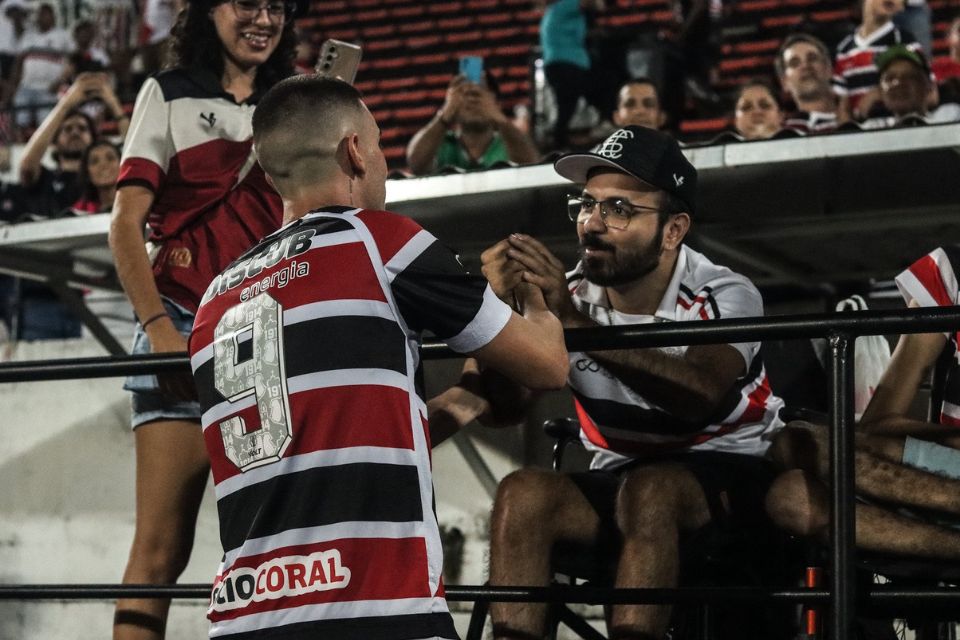 Gol, homenagem e emoção: Galhardo vive tarde especial no Arruda