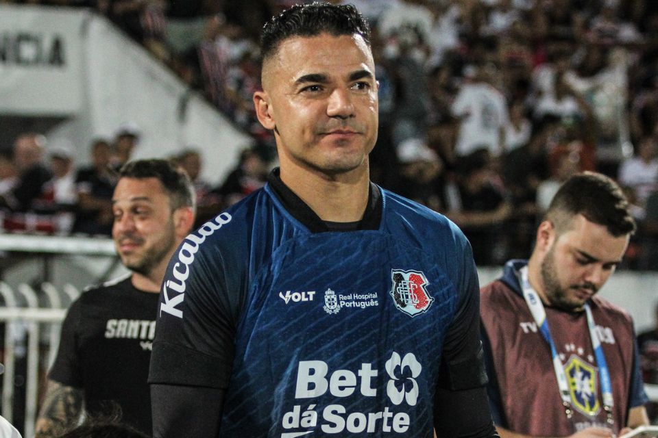 Felipe Alves rebate críticas da torcida após falha na saída de bola