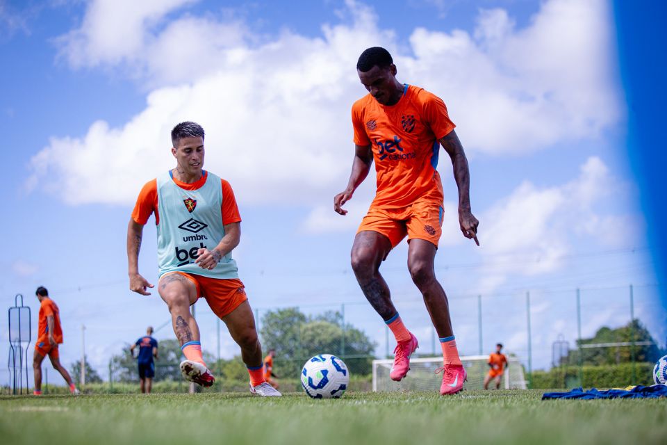 Jogadores do Sport voltaram aos treinos com bola nesta segunda (16)