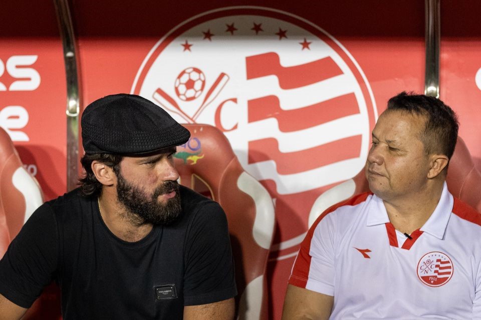 Goleiro Alisson conversou com o ídolo alvirrubro Kuki