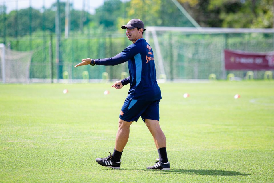 Preparador físico Rodolfo Mancha durante treinamento no CT José de Andrade Médicis