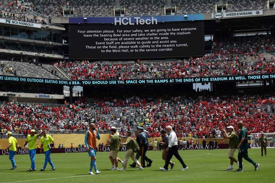 Aviso foi exibido no telão do estádio 